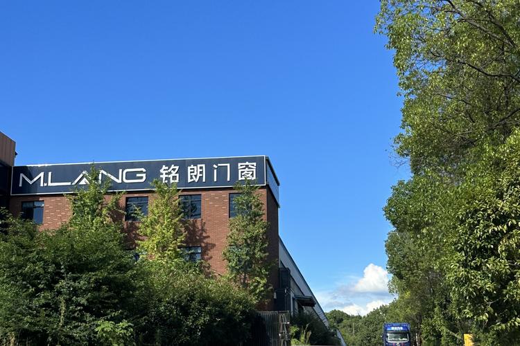 王望,公司经营范围包括:许可项目:住宅室内装饰装修;建设